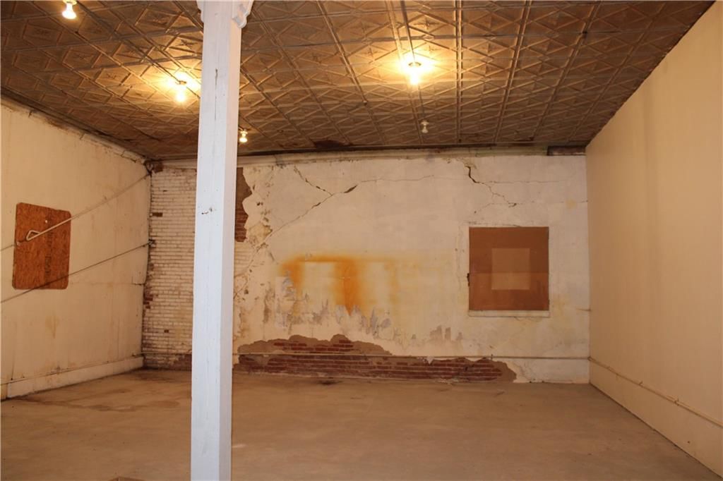 102 N Commercial Street — photo 31