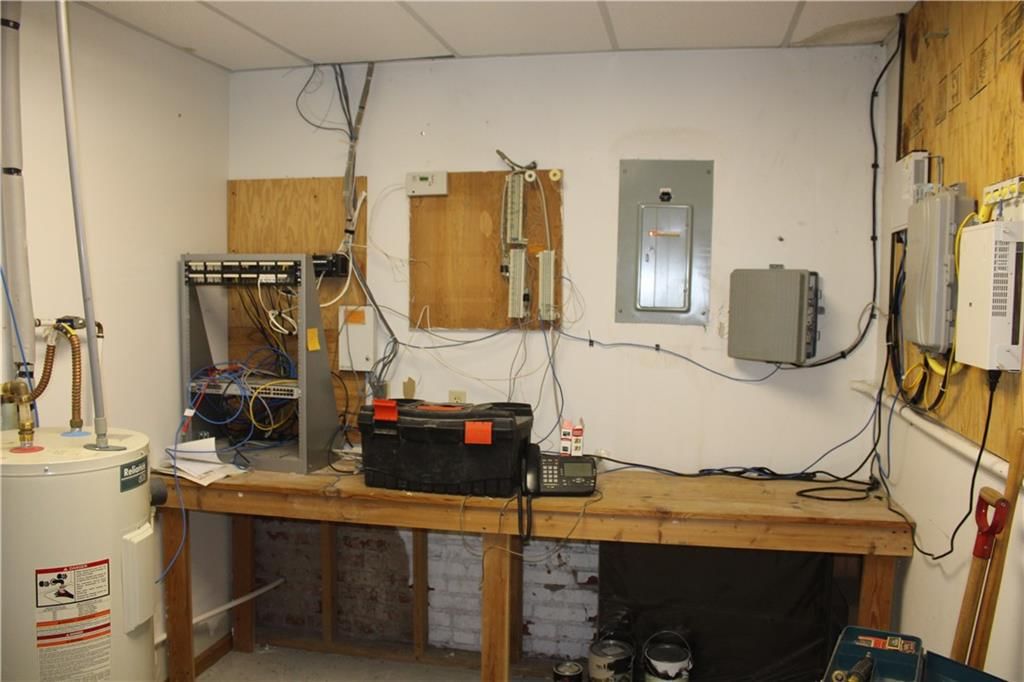 102 N Commercial Street — photo 32