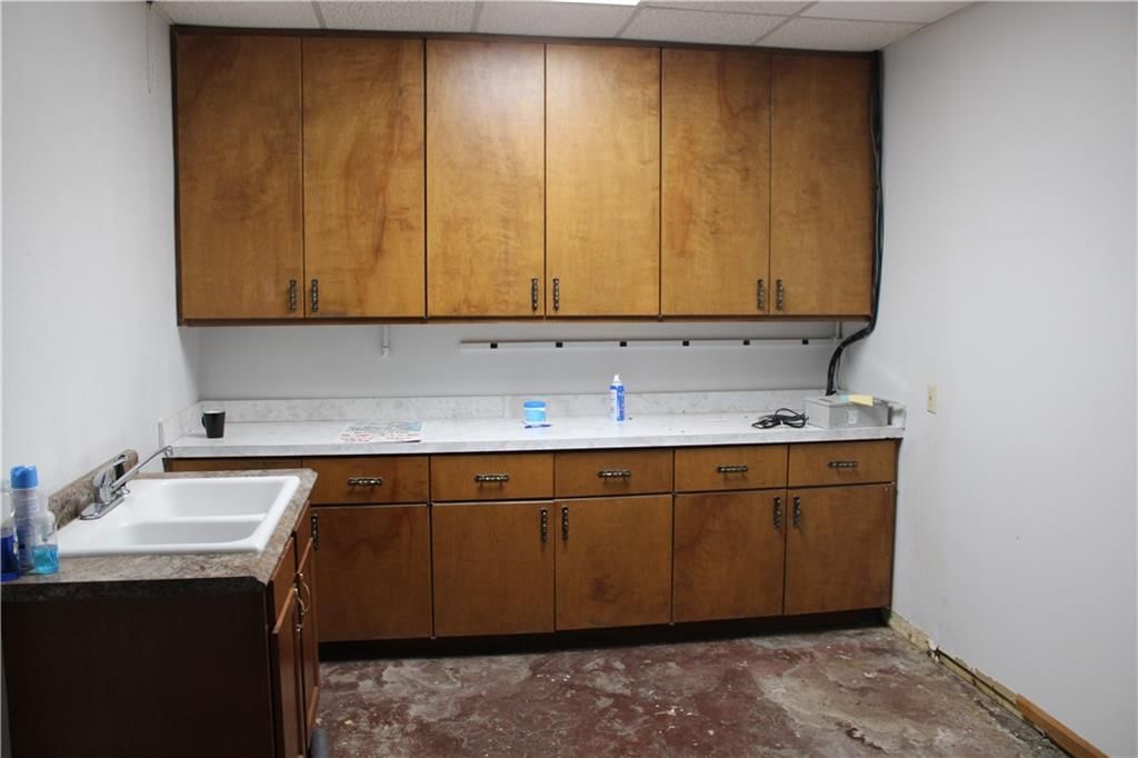 102 N Commercial Street — photo 34