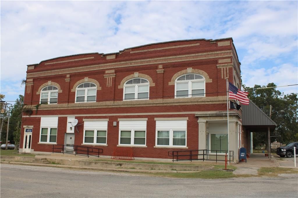 102 N Commercial Street — photo 36