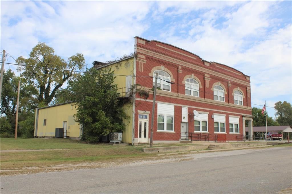 102 N Commercial Street — photo 37