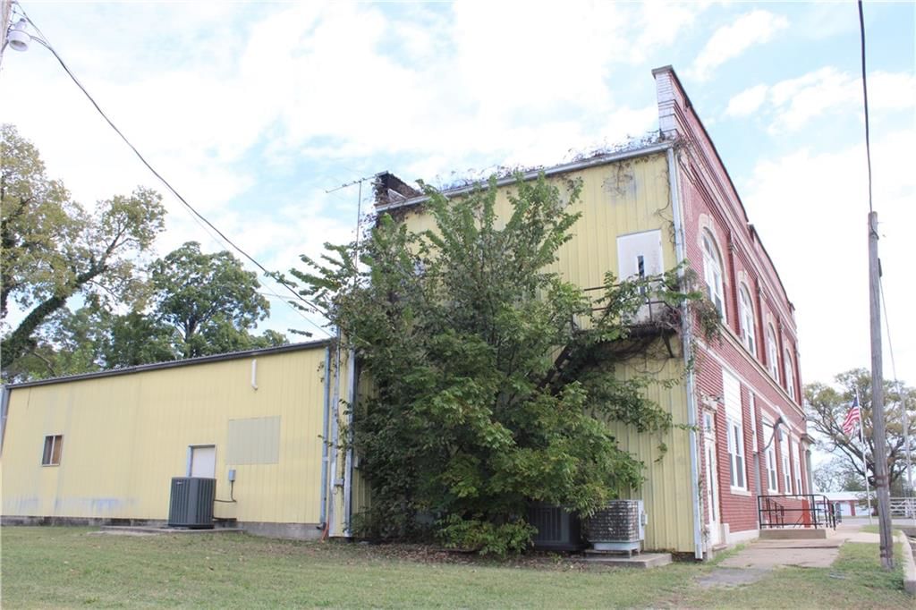 102 N Commercial Street — photo 38