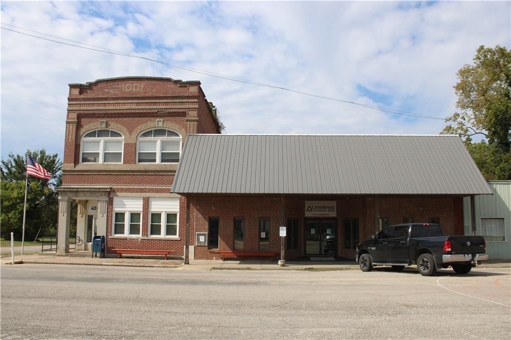 102 N Commercial Street — photo 40