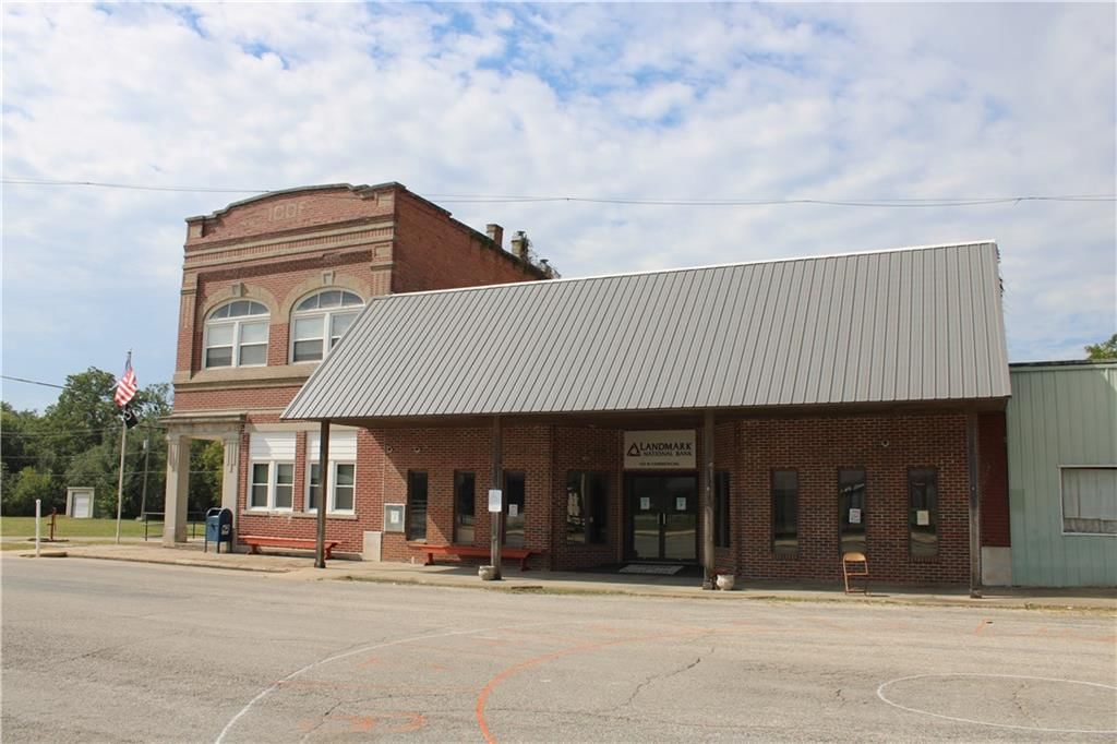 102 N Commercial Street — photo 41