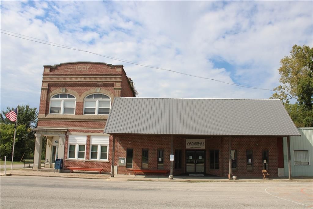 102 N Commercial Street — photo 42