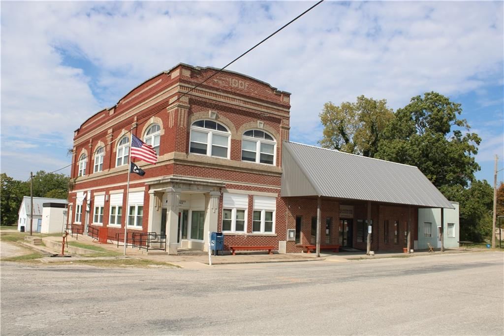 102 N Commercial Street — photo 43