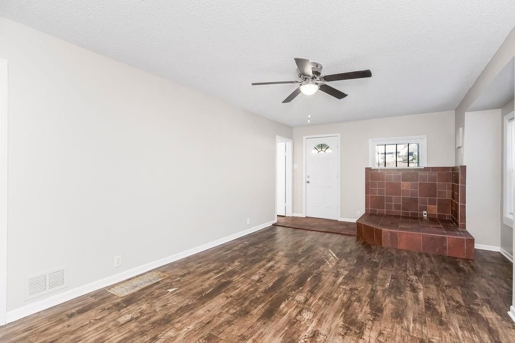 Photo 5 of 27 - 1502 S Pleasant Street