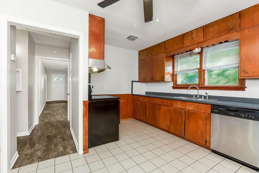 Photo 7 of 27 - 1502 S Pleasant Street