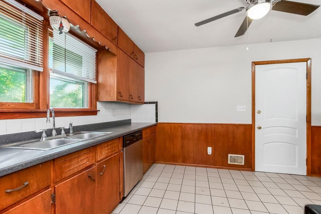 Photo 9 of 27 - 1502 S Pleasant Street