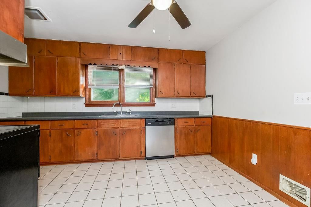 Photo 10 of 27 - 1502 S Pleasant Street