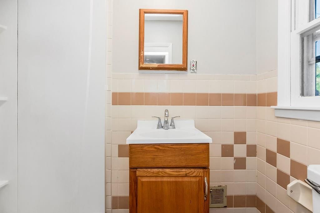 Photo 17 of 27 - 1502 S Pleasant Street