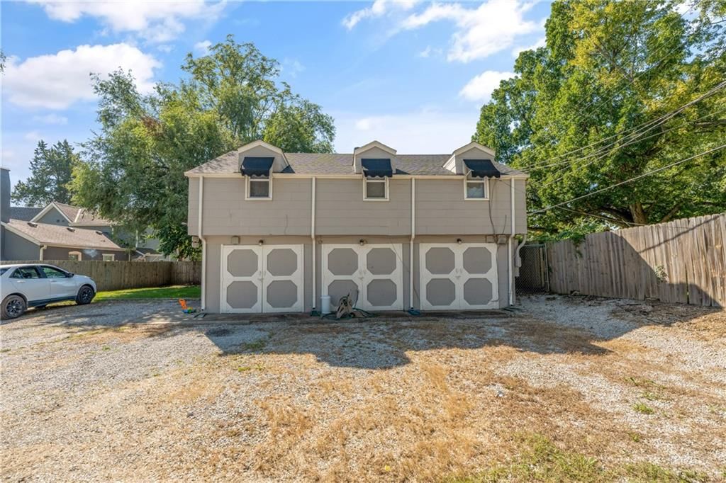 2022 S Hedges Avenue — photo 1