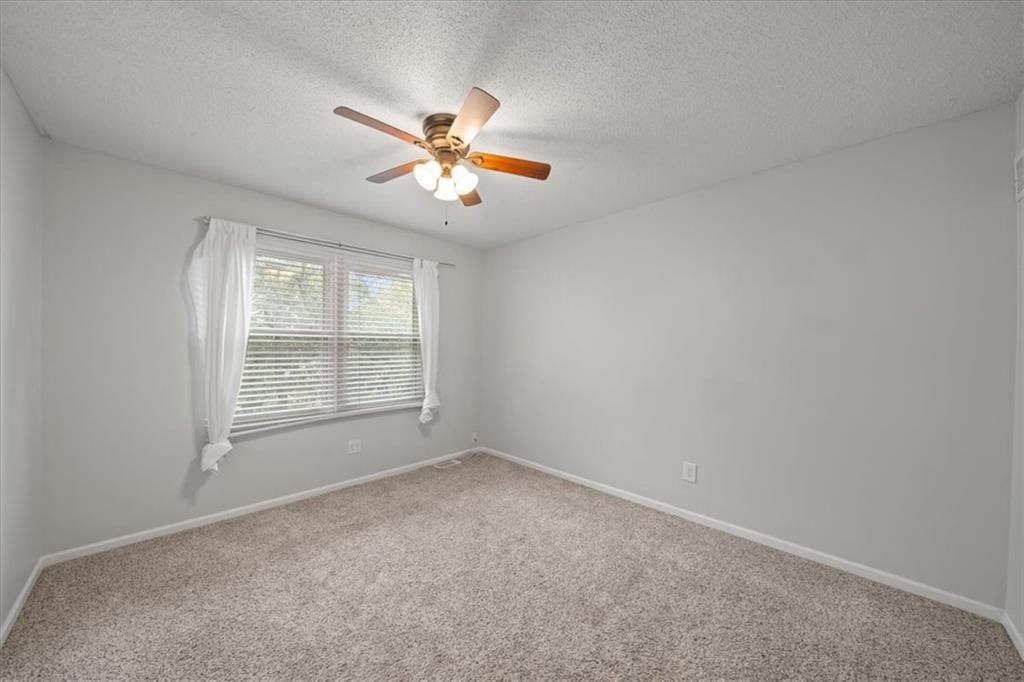 Photo 28 of 41 - 20906 Pebble Lane