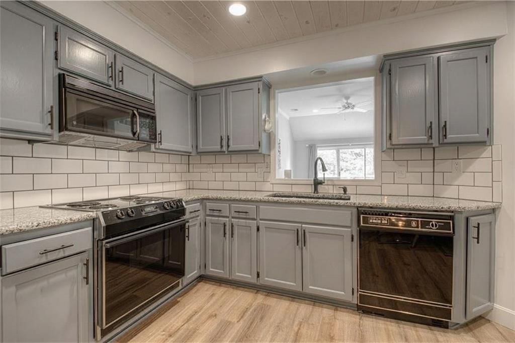 Photo 8 of 37 - 9424 W 122nd Street