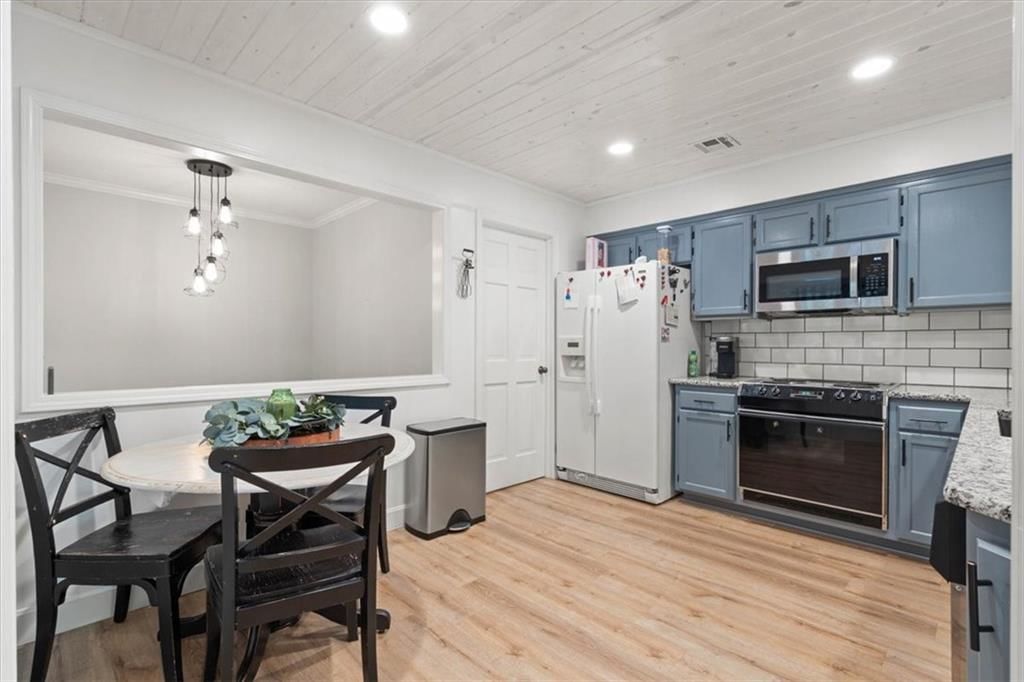 Photo 9 of 37 - 9424 W 122nd Street