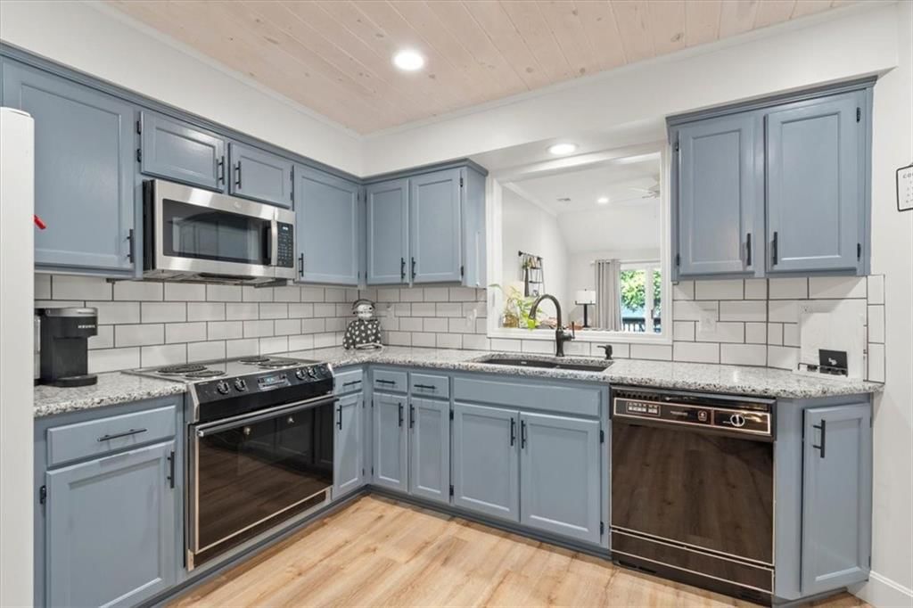 Photo 10 of 37 - 9424 W 122nd Street