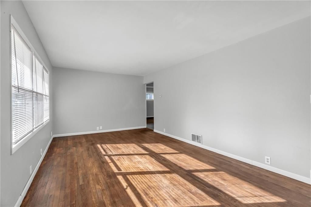 10748 Cambridge Avenue — photo 3