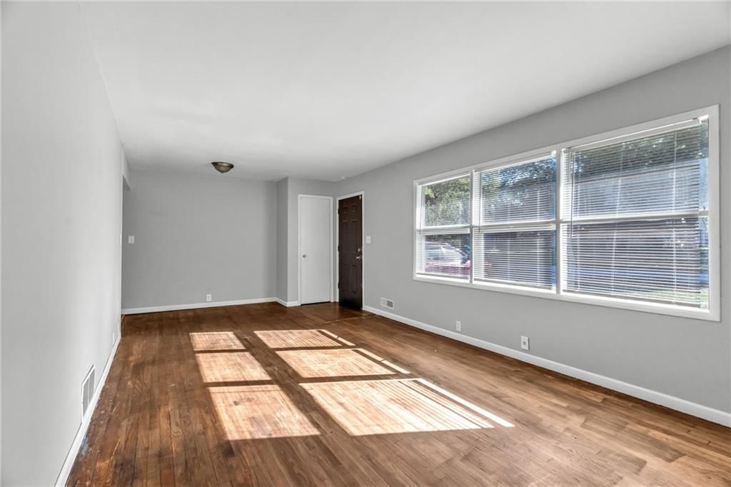 10748 Cambridge Avenue — photo 4