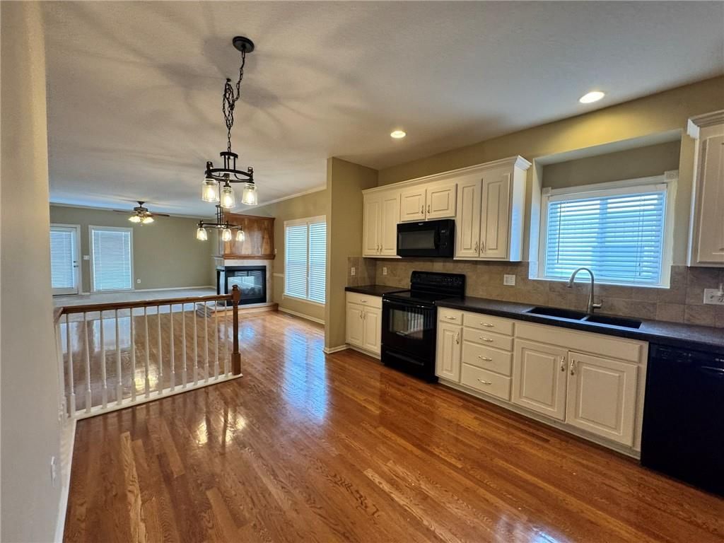21928 W 121 Street — photo 2