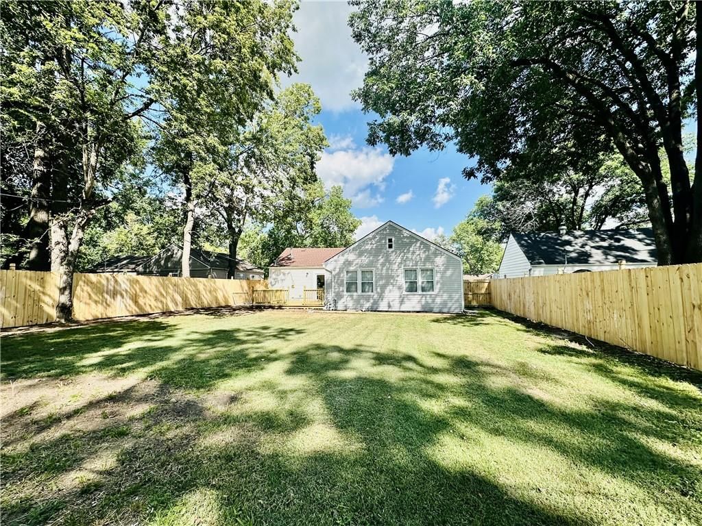 Photo 16 of 17 - 5434 Maple Street