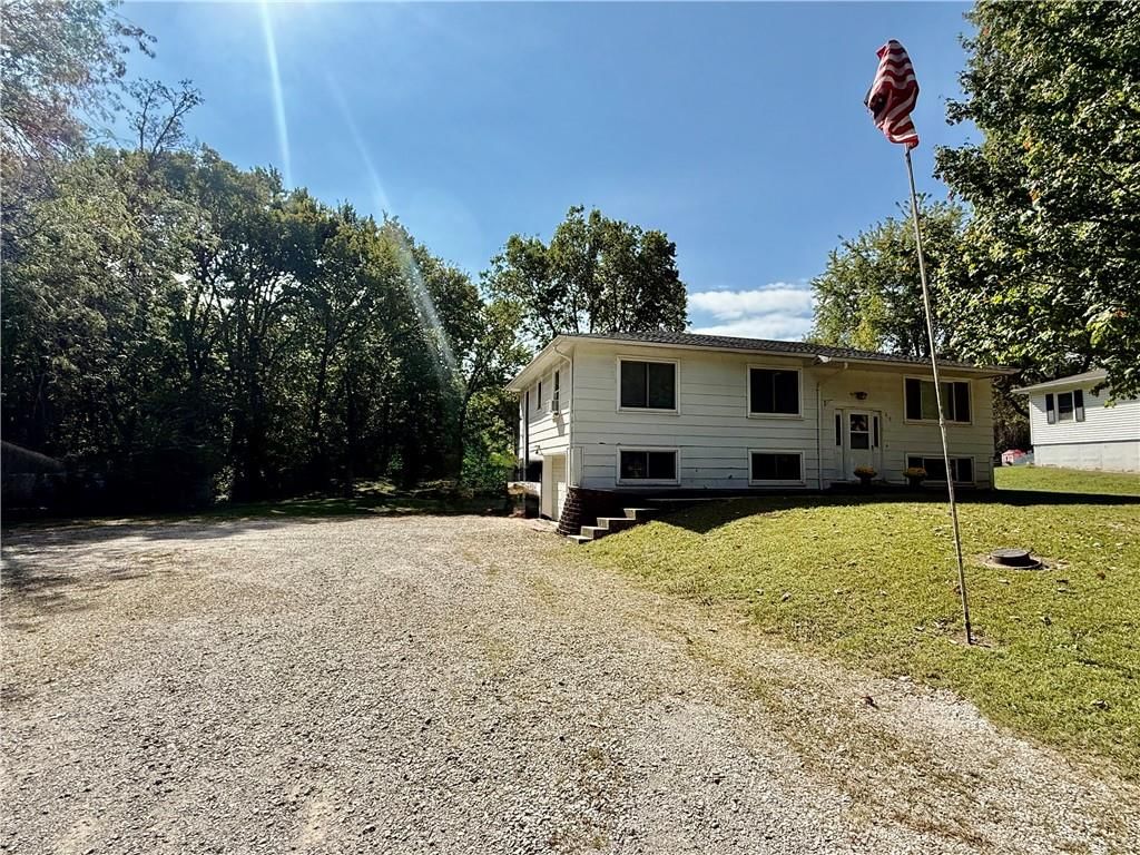 212 Sanderson Drive — photo 2