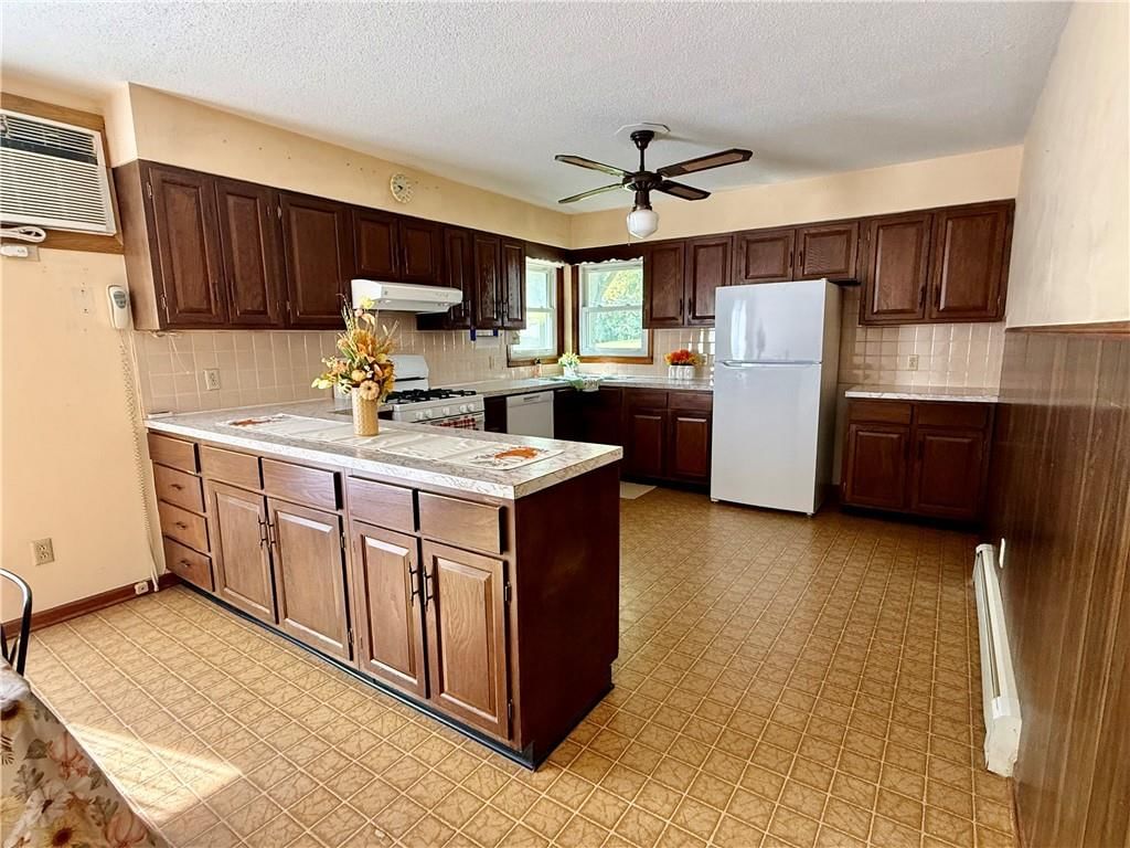 212 Sanderson Drive — photo 11