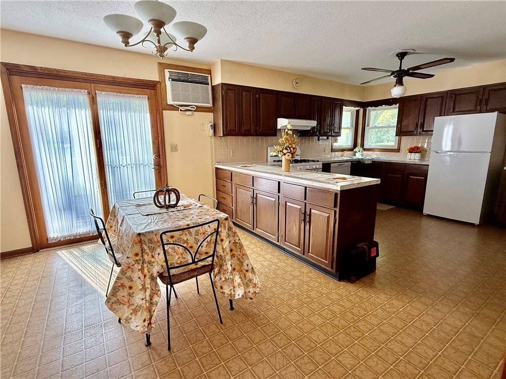 212 Sanderson Drive — photo 12