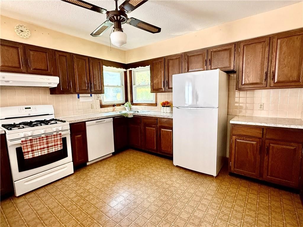 212 Sanderson Drive — photo 13