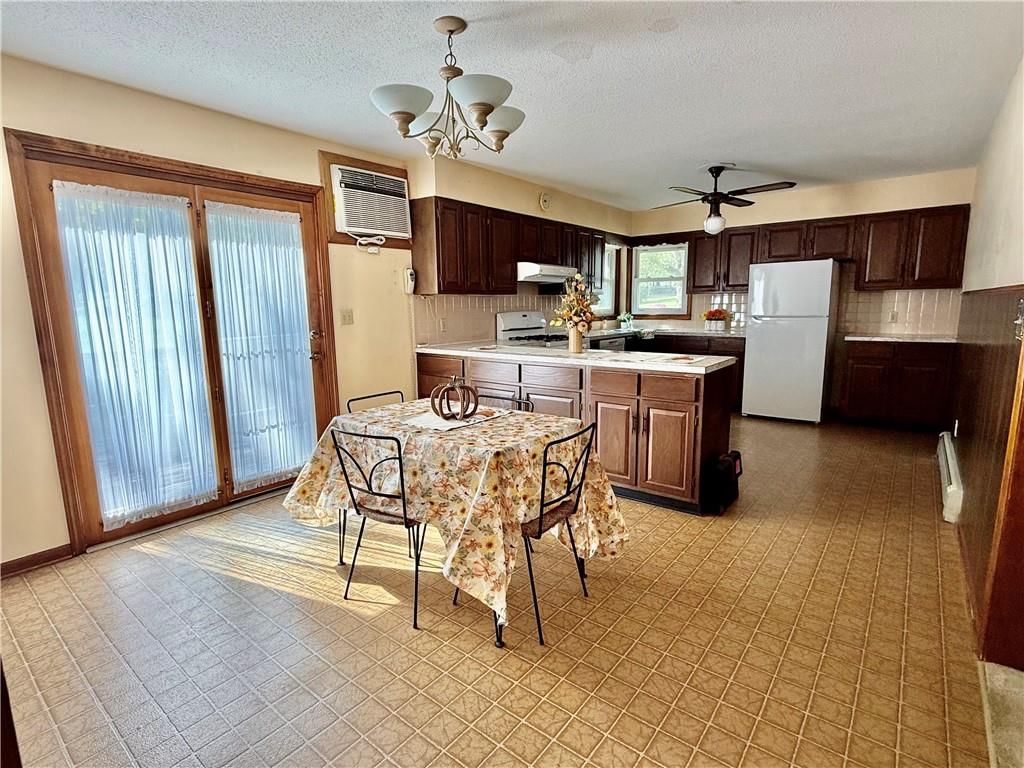 212 Sanderson Drive — photo 16