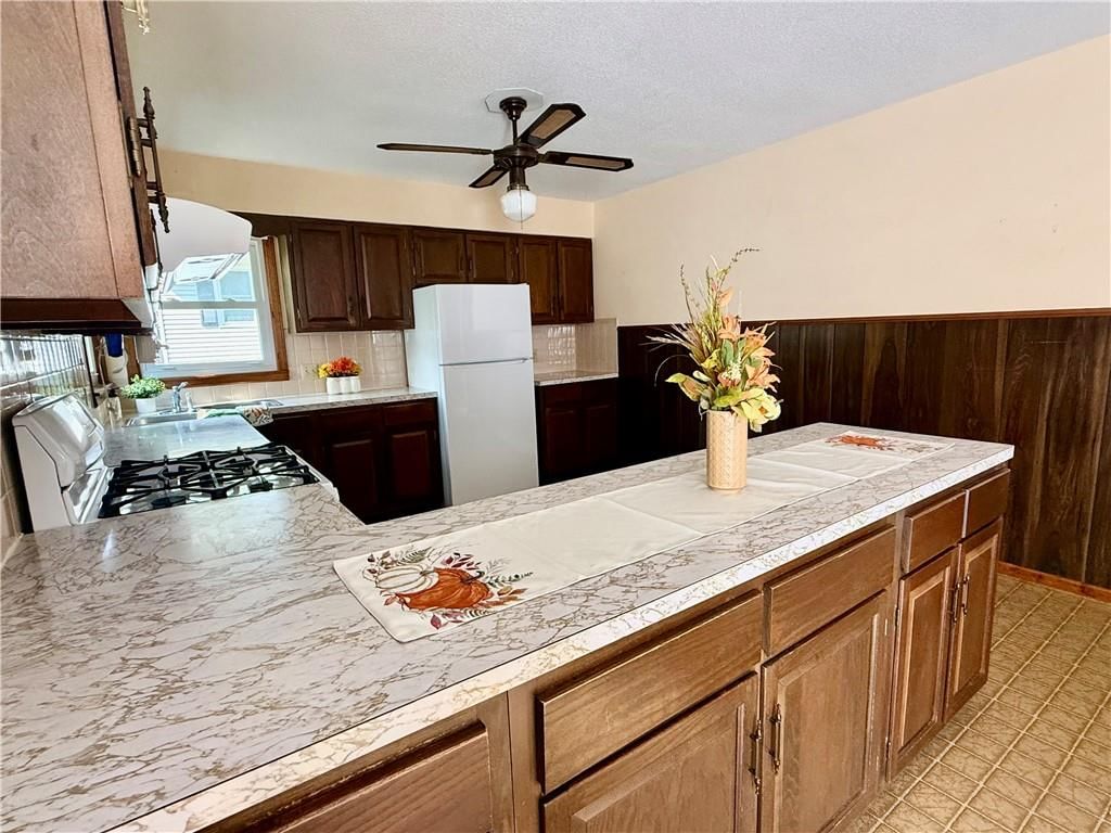 212 Sanderson Drive — photo 17