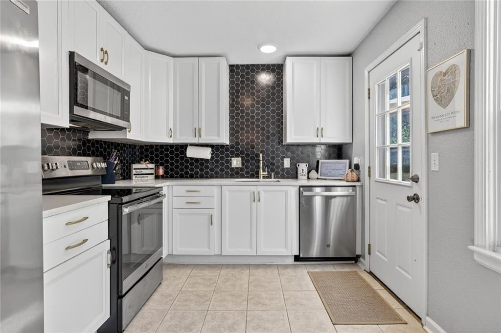 Photo 6 of 19 - 8538 Goodman Street