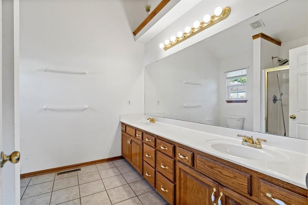 808 SW Country Hill Drive — photo 11