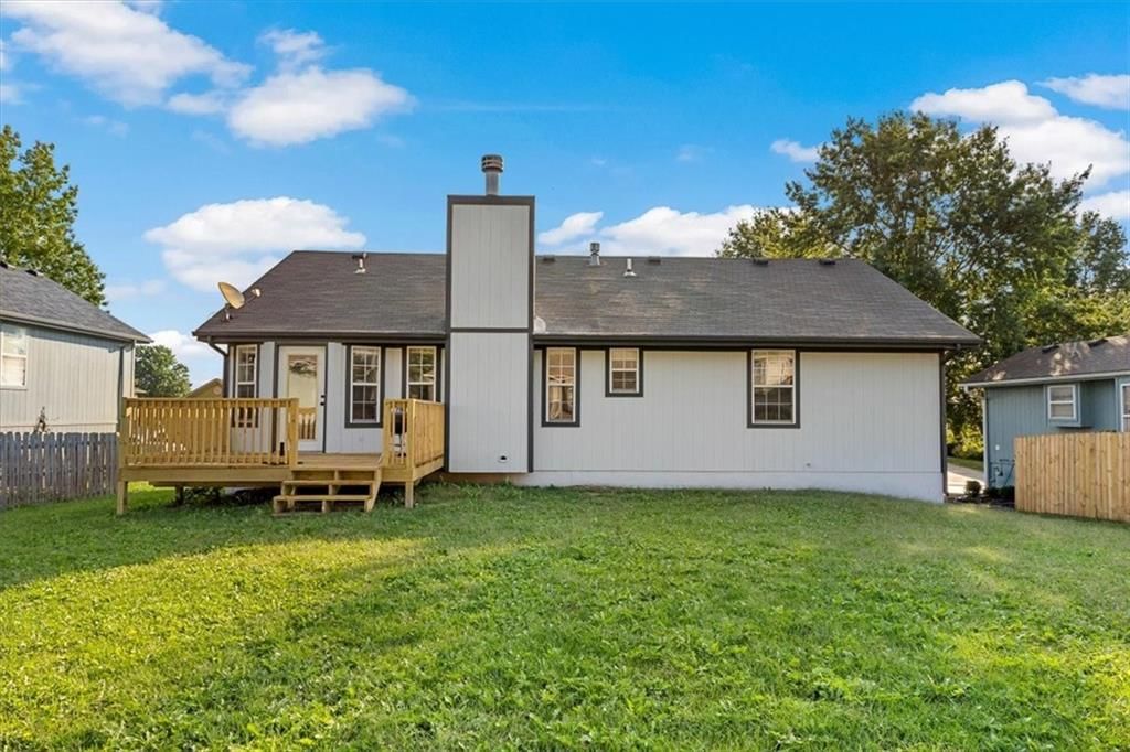 808 SW Country Hill Drive — photo 16