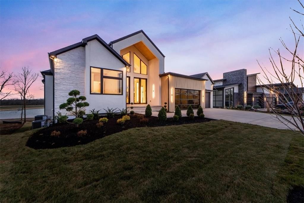 8976 Ginger Street, Lenexa, KS