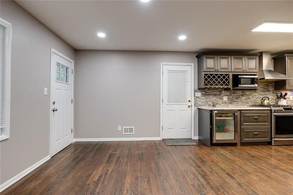 Photo 5 of 36 - 8015 hardy Avenue