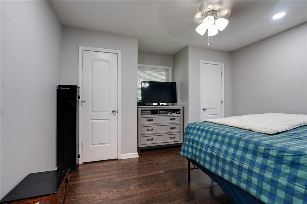 Photo 12 of 36 - 8015 hardy Avenue