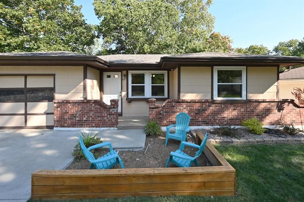 5871 N Oakley Avenue — photo 2