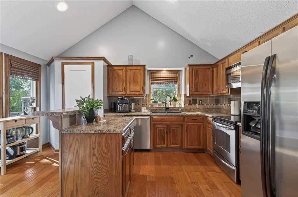 Photo 11 of 53 - 912 N Arroyo Drive
