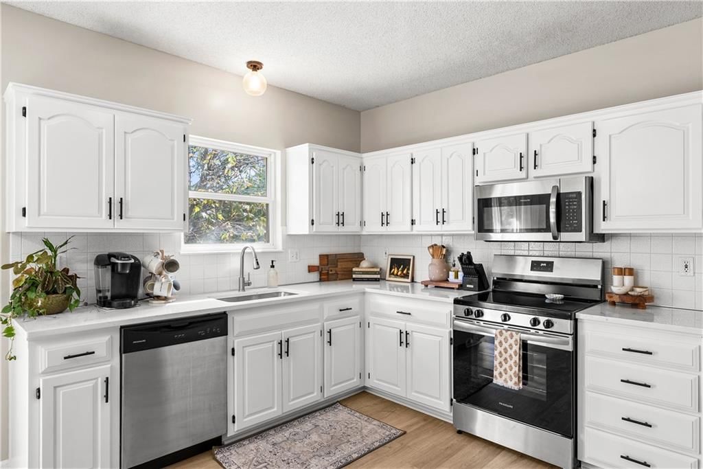 Photo 8 of 28 - 21205 W 125th Terrace
