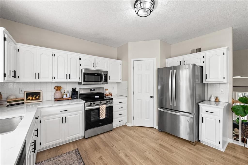 Photo 9 of 28 - 21205 W 125th Terrace
