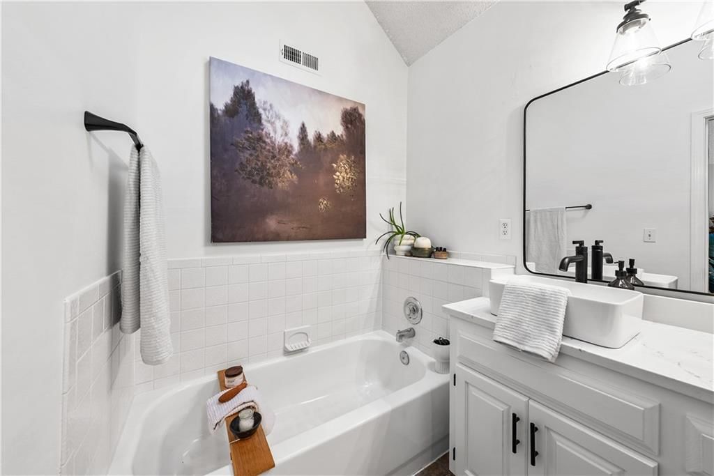 Photo 14 of 28 - 21205 W 125th Terrace