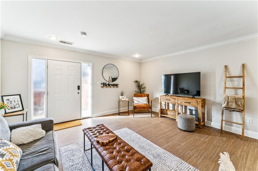 530 W 10th Street — photo 10