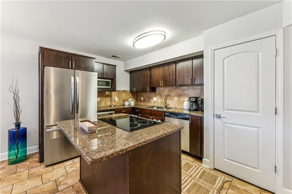 530 W 10th Street — photo 12