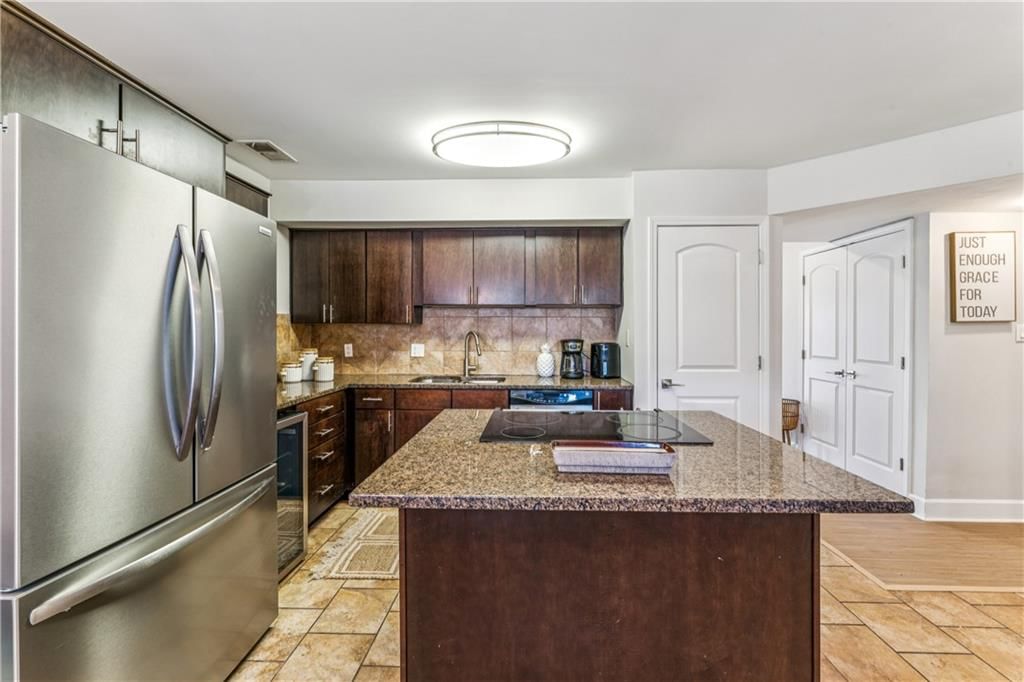 530 W 10th Street — photo 17