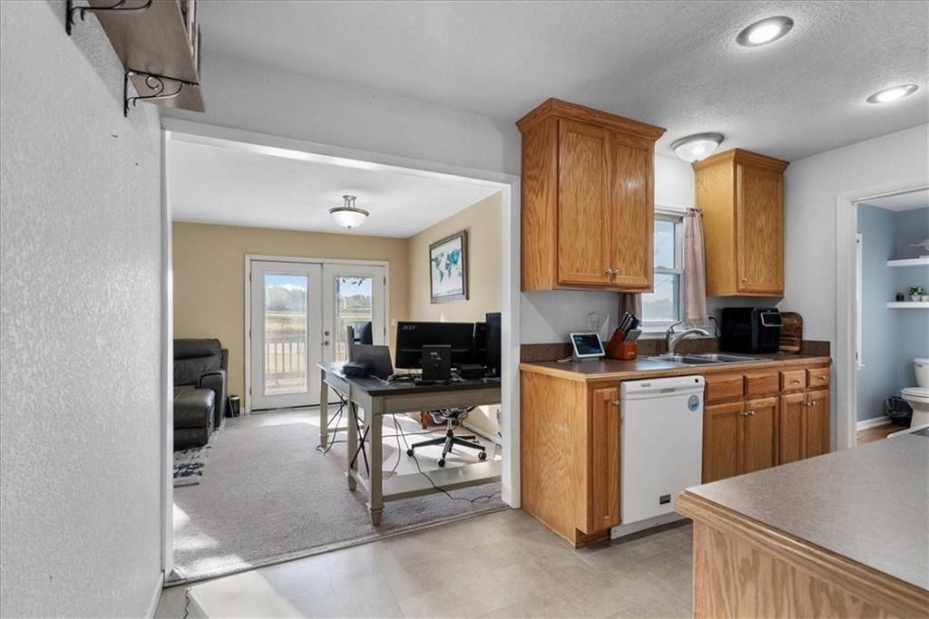 Photo 13 of 27 - 908 S Hunter Drive