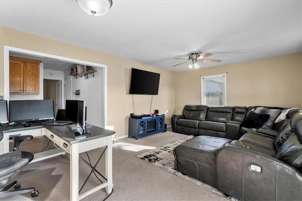 Photo 15 of 27 - 908 S Hunter Drive