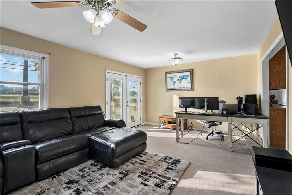Photo 16 of 27 - 908 S Hunter Drive