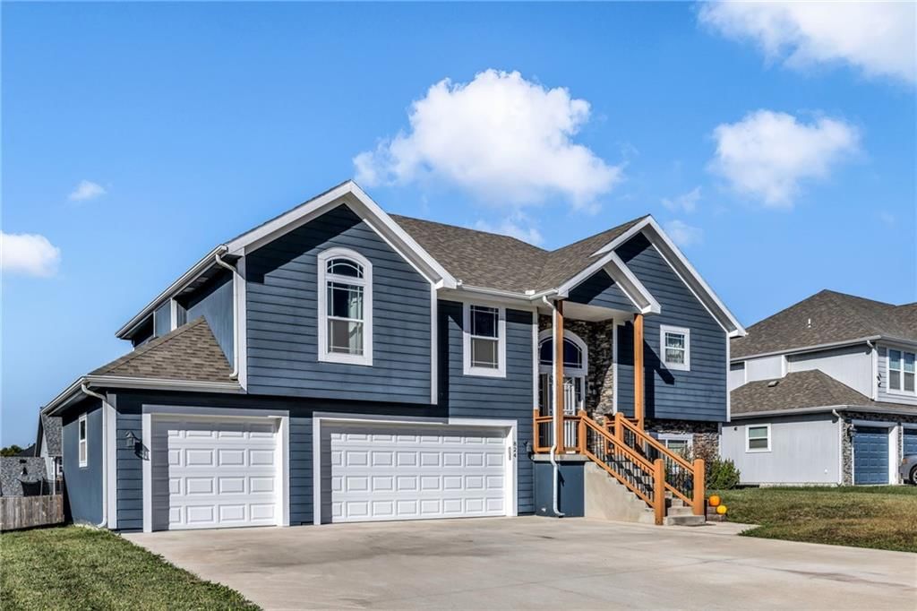 824 N Hickory Drive, Tonganoxie, KS