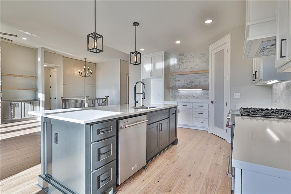 Photo 11 of 33 - 14014 Crawford Creek Circle, Lake Lotawana, MO 64034