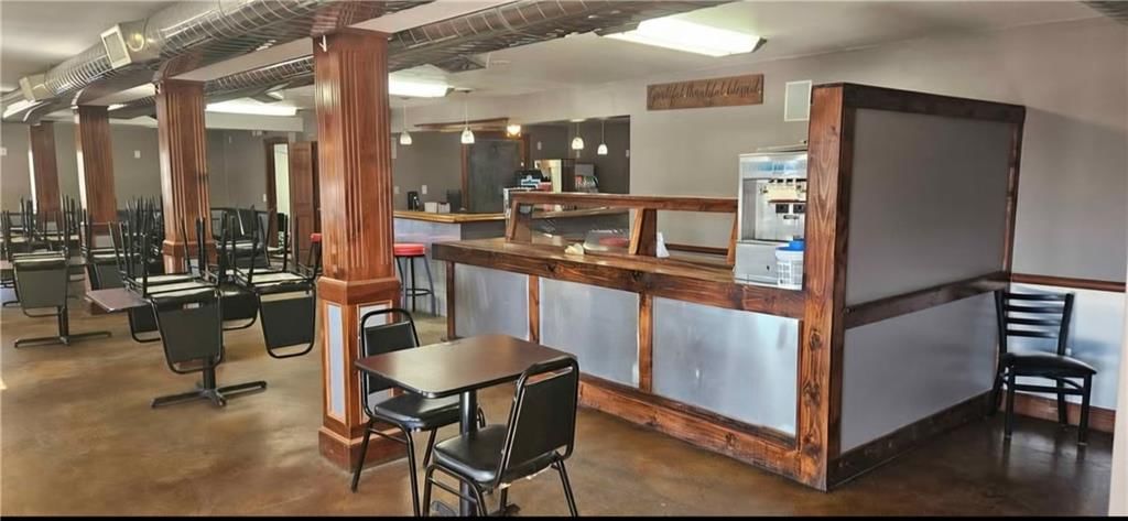 1806 N Commercial Street — photo 2